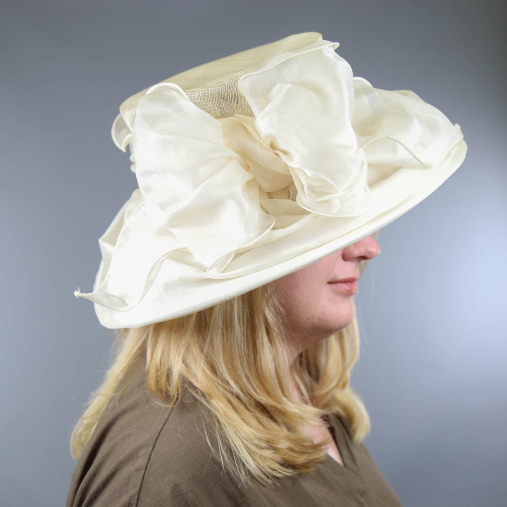 Ivory large brim occasion hat, with bow detail, no maker's label, internal circumference 55cm, - Image 7 of 7