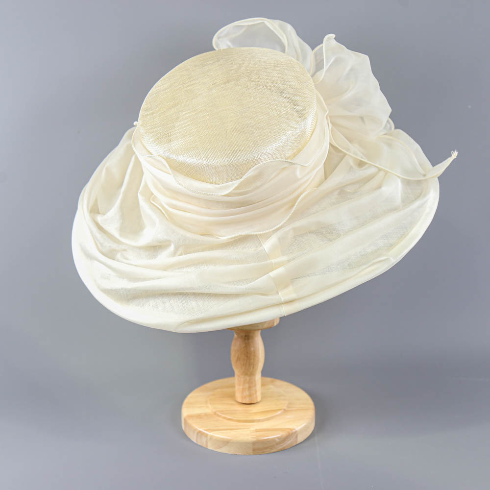 Ivory large brim occasion hat, with bow detail, no maker's label, internal circumference 55cm, - Image 3 of 7