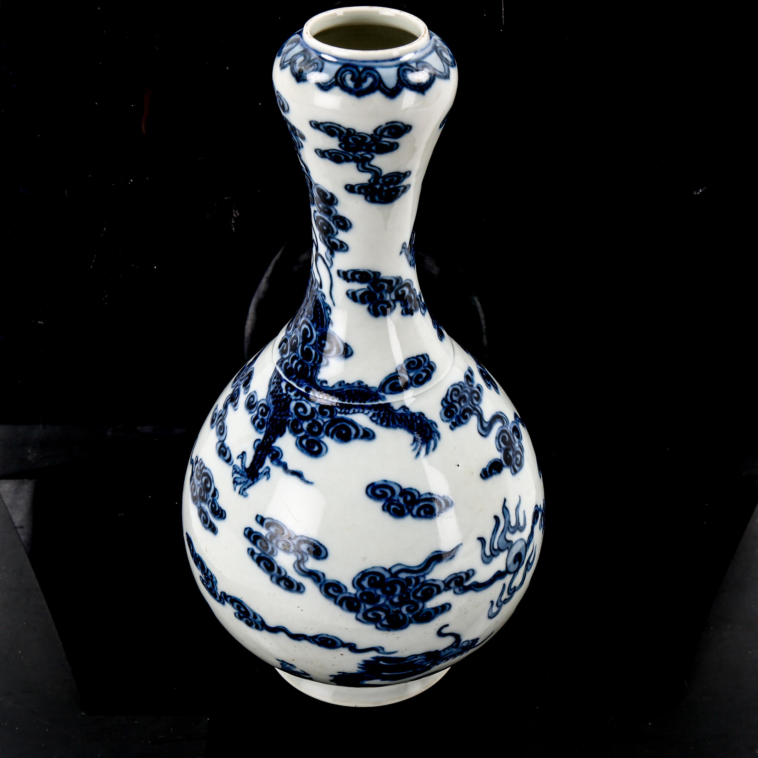 A Chinese blue and white porcelain garlic-neck vase, painted seal mark, height 28cm - Image 2 of 3