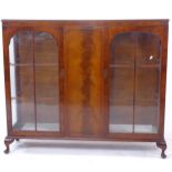 A mahogany display cabinet with 2 arch-top lattice glazed doors, W125cm, H106cm, D34cm