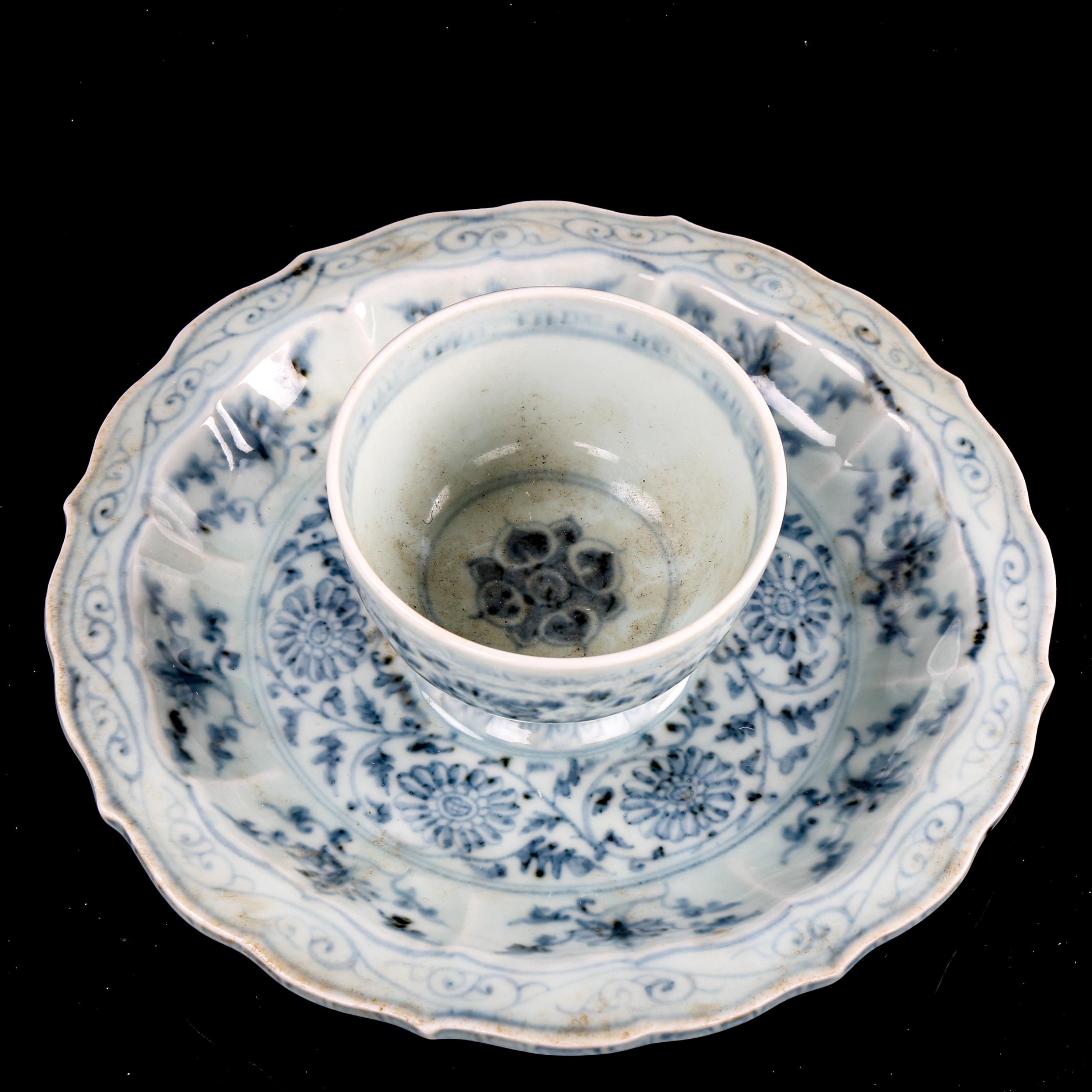 A Chinese blue and white porcelain bowl on stand, hand painted decoration, stand diameter 21cm, bowl - Image 2 of 3