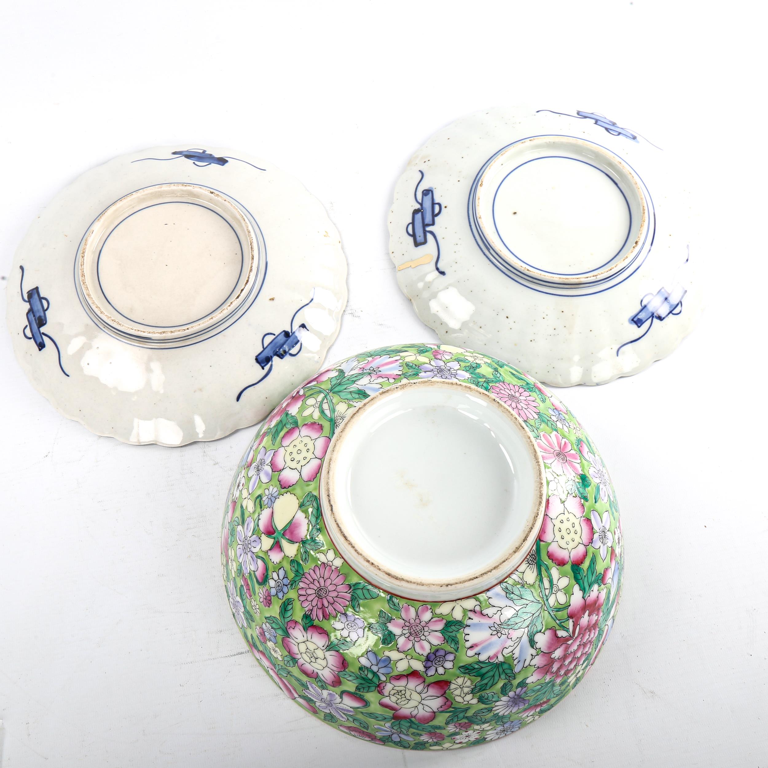 A pair of Chinese Imari pattern plates, diameter 25cm, and a Chinese porcelain bowl with enamel - Image 3 of 3