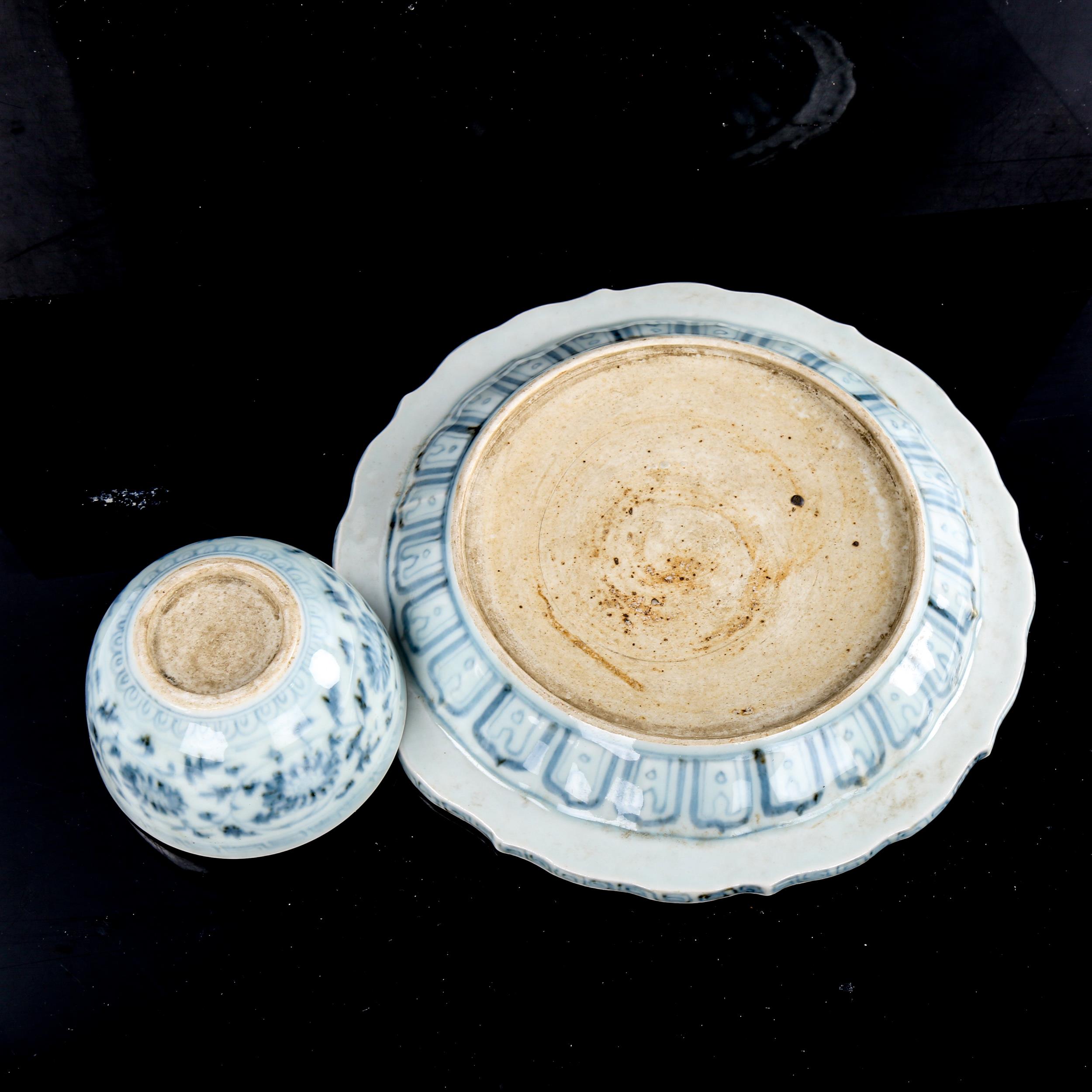 A Chinese blue and white porcelain bowl on stand, hand painted decoration, stand diameter 21cm, bowl - Image 3 of 3