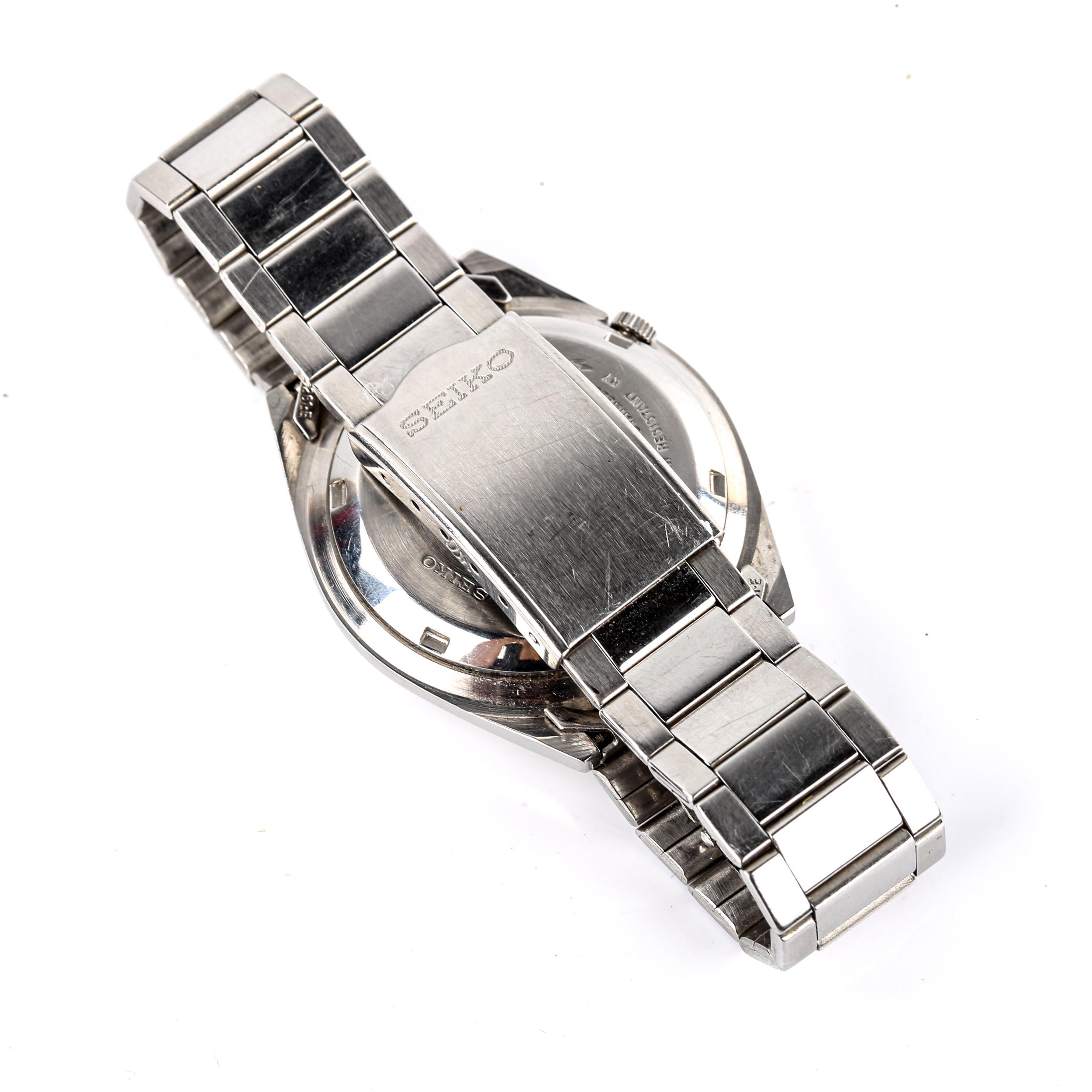 SEIKO 5 - a Vintage stainless steel automatic bracelet watch, ref. 7009-3140, silvered dial with - Image 3 of 5