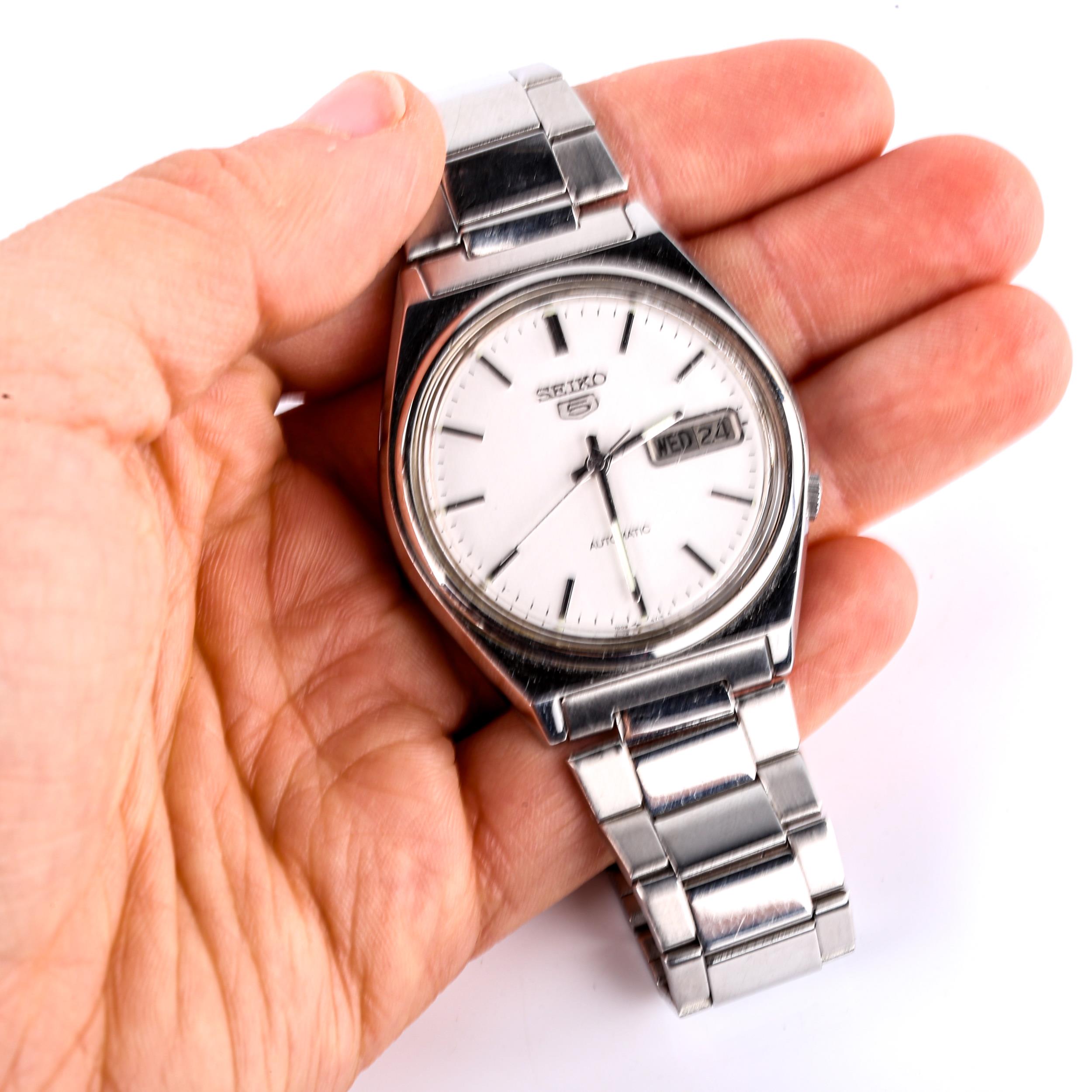 SEIKO 5 - a Vintage stainless steel automatic bracelet watch, ref. 7009-3140, silvered dial with - Image 5 of 5