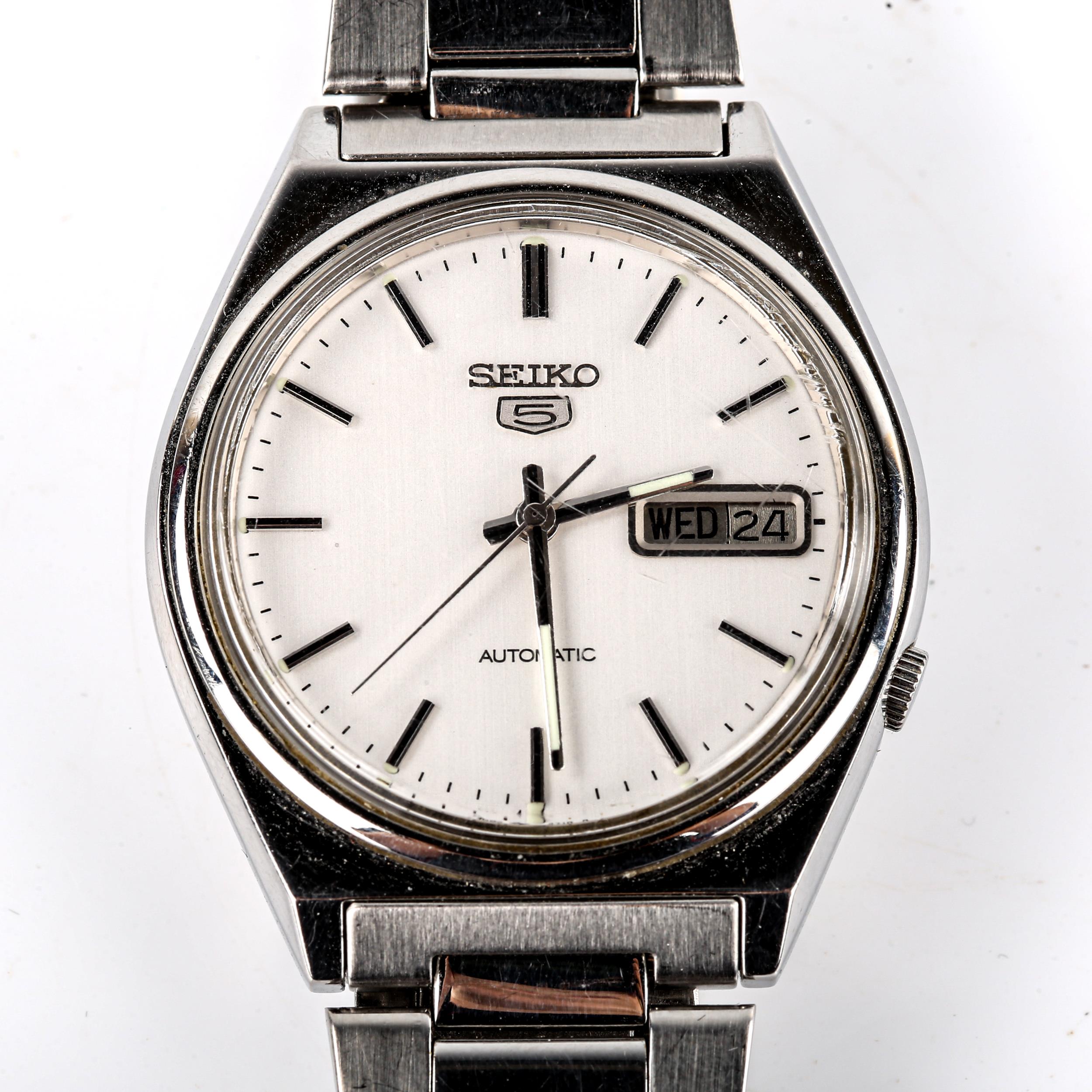 SEIKO 5 - a Vintage stainless steel automatic bracelet watch, ref. 7009-3140, silvered dial with