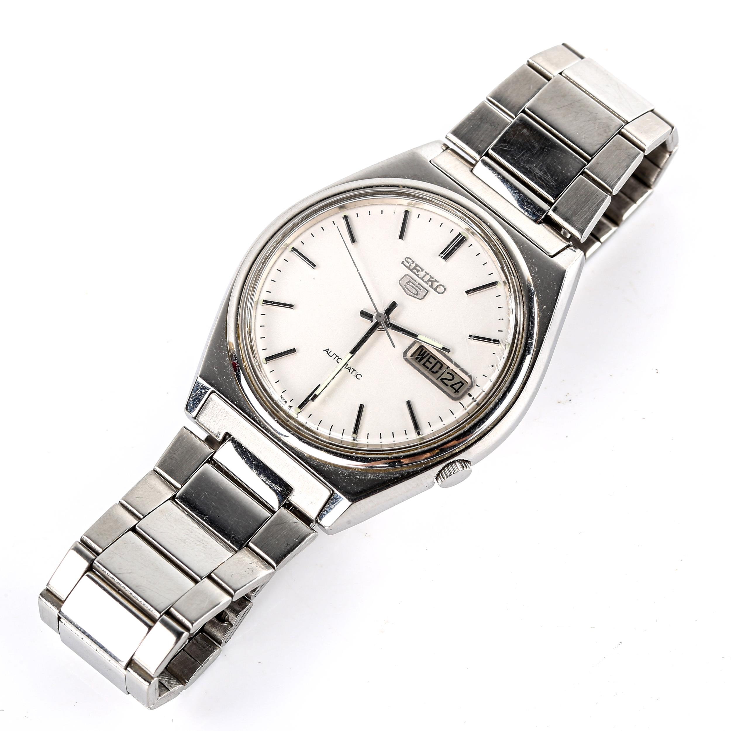 SEIKO 5 - a Vintage stainless steel automatic bracelet watch, ref. 7009-3140, silvered dial with - Image 2 of 5