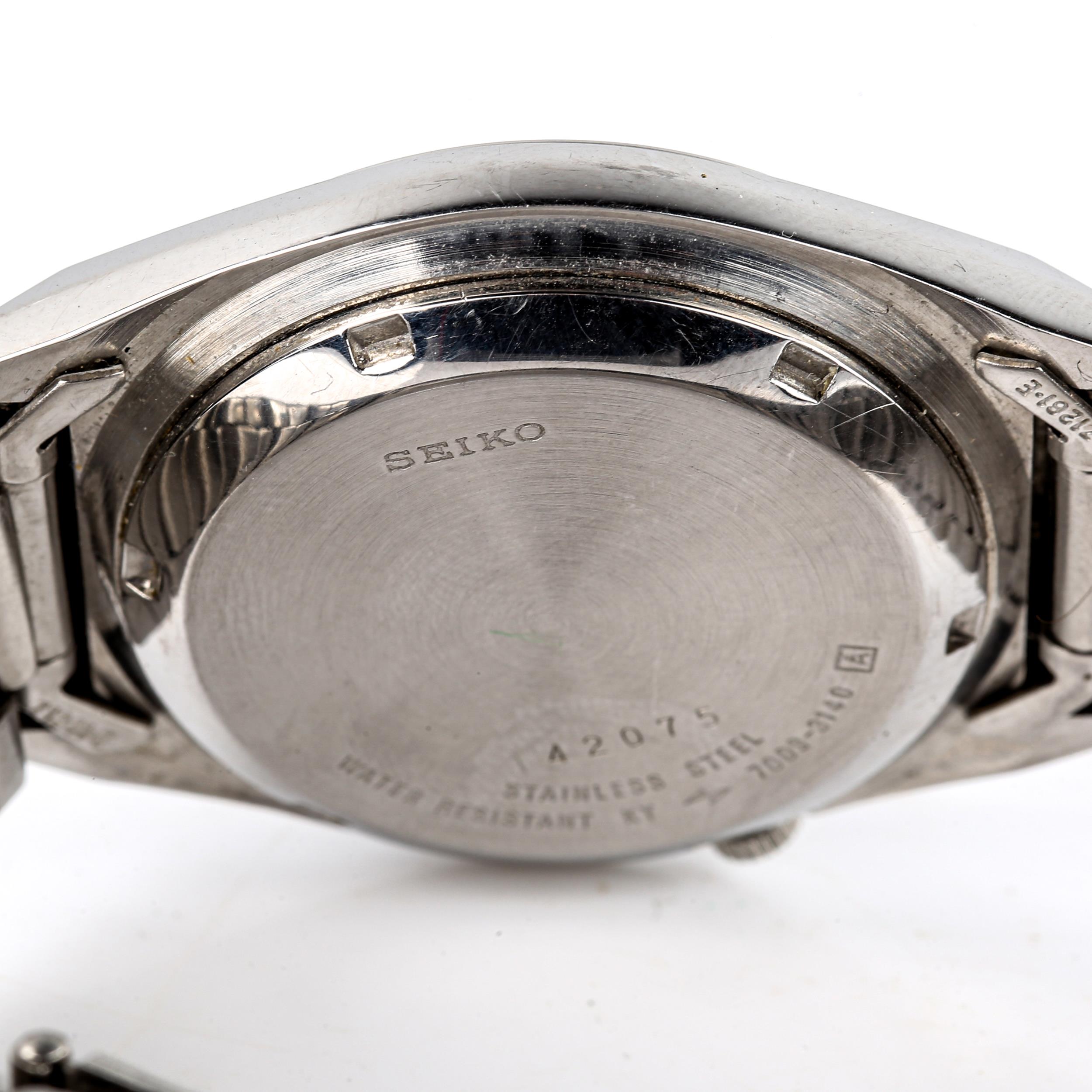 SEIKO 5 - a Vintage stainless steel automatic bracelet watch, ref. 7009-3140, silvered dial with - Image 4 of 5