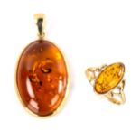A modern 9ct gold Baltic amber matching ring and pendant set, ring size M, pendant height