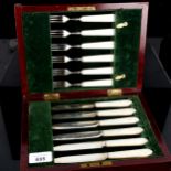 A George V silver-bladed mother-of-pearl handled dessert cutlery set for 6 people, by Lee & Wigfull,