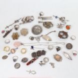 A tray of mixed silver jewellery, to include a gilt-metal and agate set knotted brooch, silver