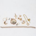 A group of 9ct gold jewellery, to include 2 pairs of earrings, horseshoe pendant and chain, bracelet