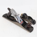 A Vintage Stanley no. 5 Bailey Jack plane, and a Stanley G12-220 woodworking block plane (2)