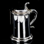 Dunhill chrome plate tankard design table lighter, height 9cm Good condition, not presently