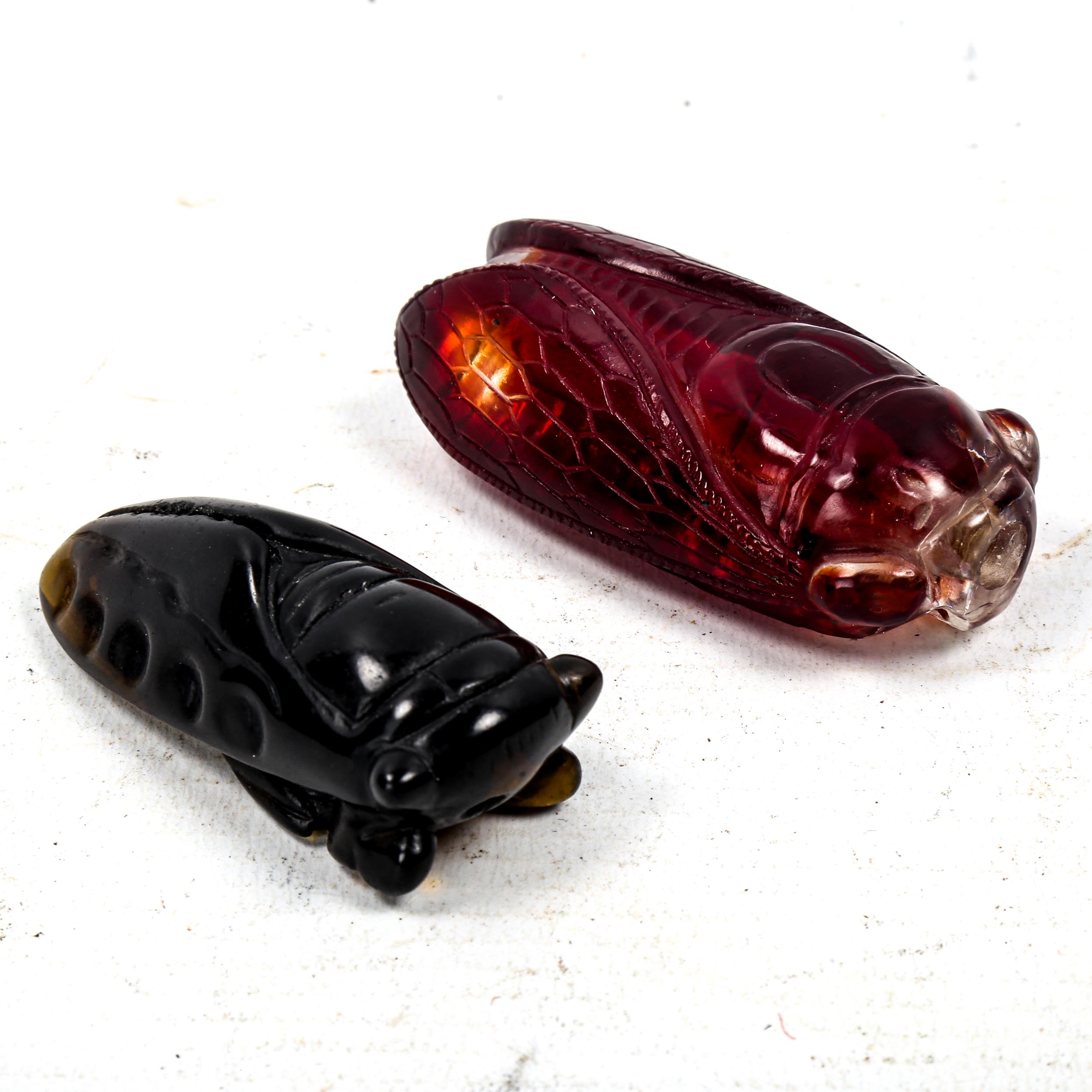 A Chinese Peking glass cicada design snuff bottle, length 6cm, and a coloured glass cicada design