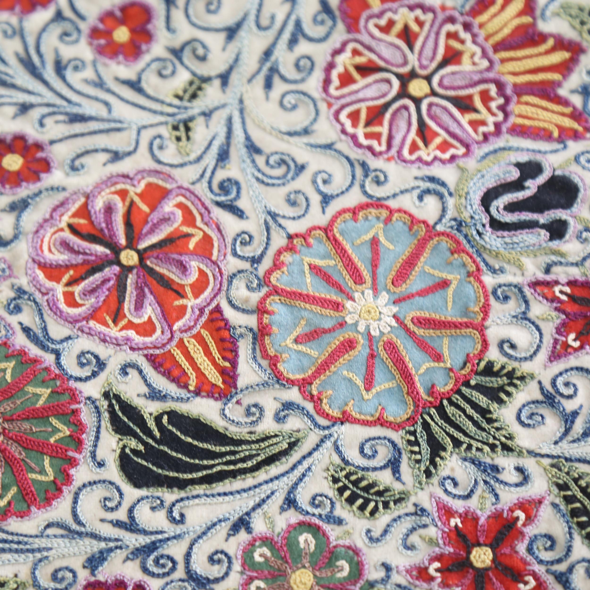 A fine quality Oriental hand embroidered crewelwork table cover, the central panel intricately - Image 3 of 9