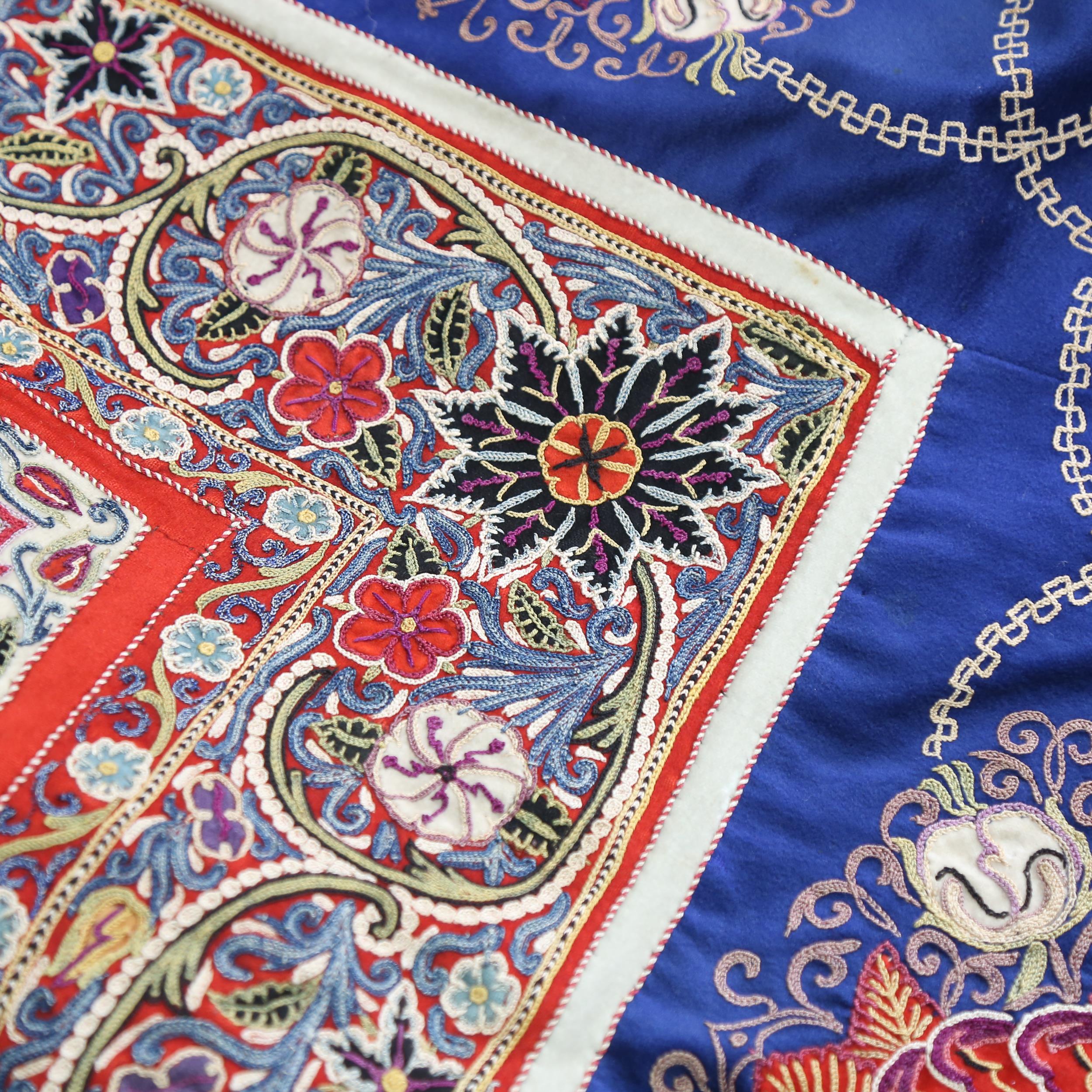 A fine quality Oriental hand embroidered crewelwork table cover, the central panel intricately - Image 8 of 9