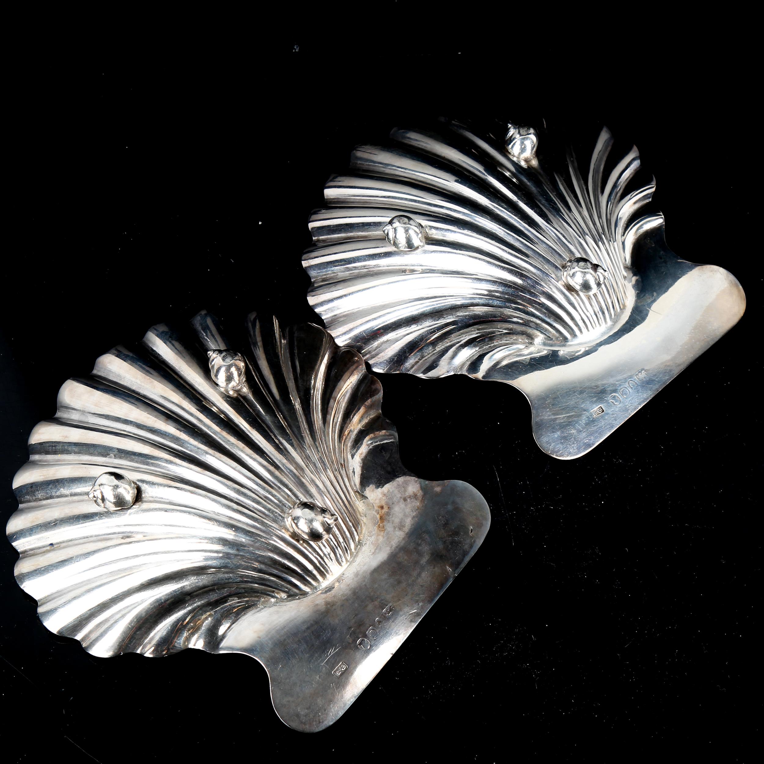 A pair of George III silver butter shells, with three shell feet and engraved crests, by Robert - Image 4 of 4