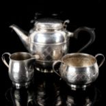 An Arts and Crafts silver plated 3-piece tea set, comprising teapot, 2-handled sugar bowl and