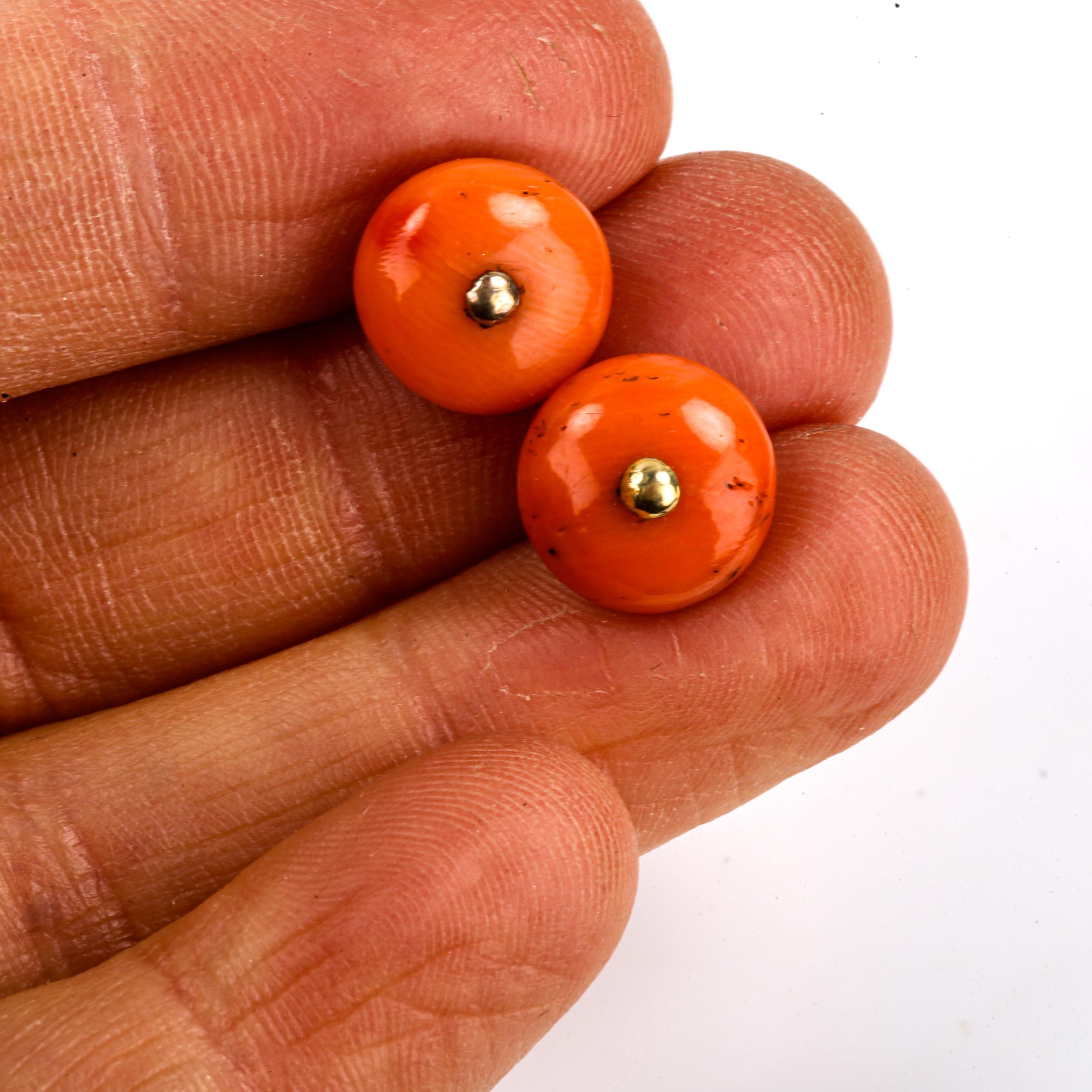 A set of 6 Antique coral bead buttons, unmarked yellow metal settings, bead diameter 10.6mm, 6.6g - Image 4 of 4