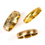 3 gold band rings, comprising 1 x 22ct ring, size O, 1.8g, 1 x 18ct ring, size N, 1.7g, and 1 x