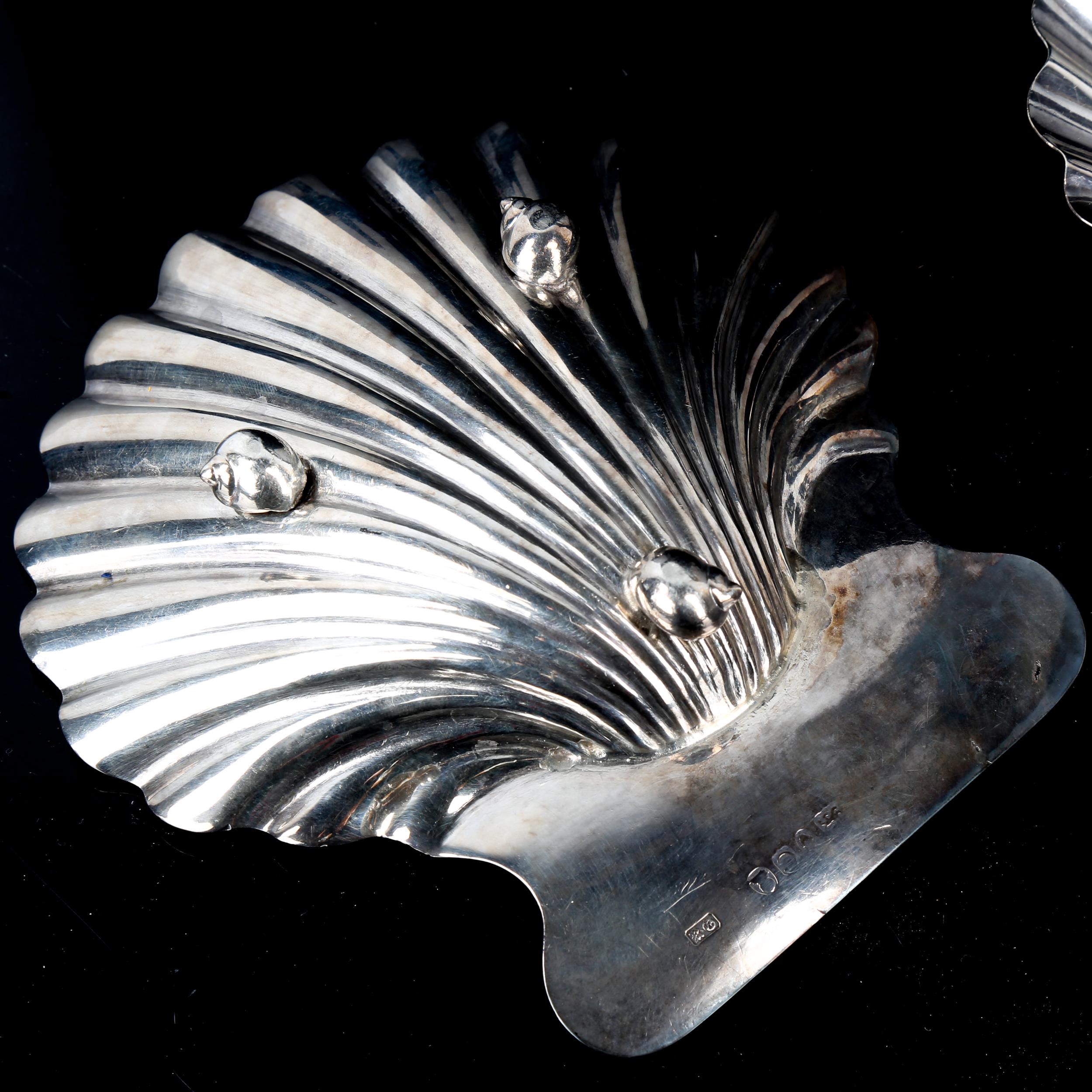 A pair of George III silver butter shells, with three shell feet and engraved crests, by Robert - Image 3 of 4