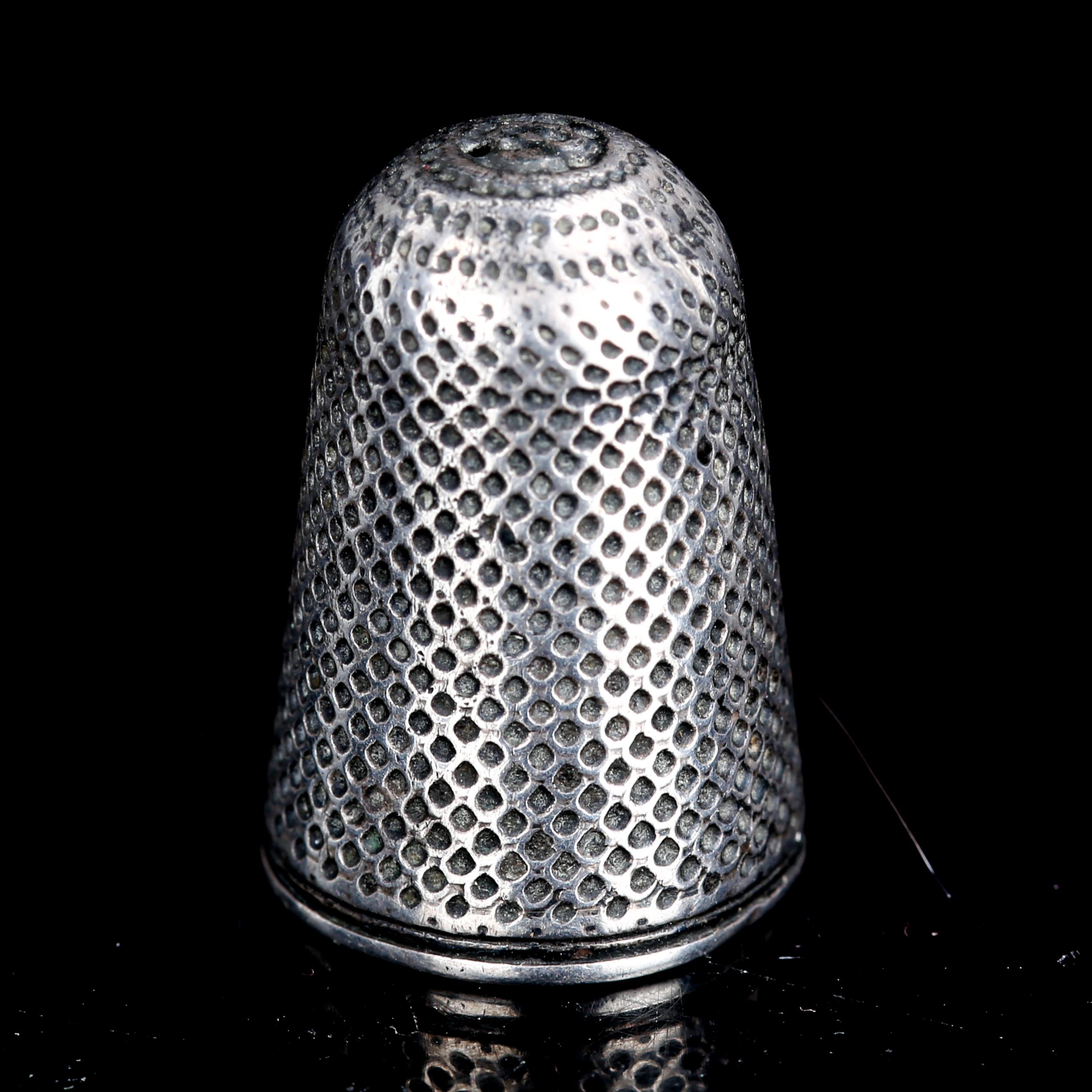 A small Georgian silver thimble, possibly by Thomas Newbold, height 2cm, opening diameter 11.4mm