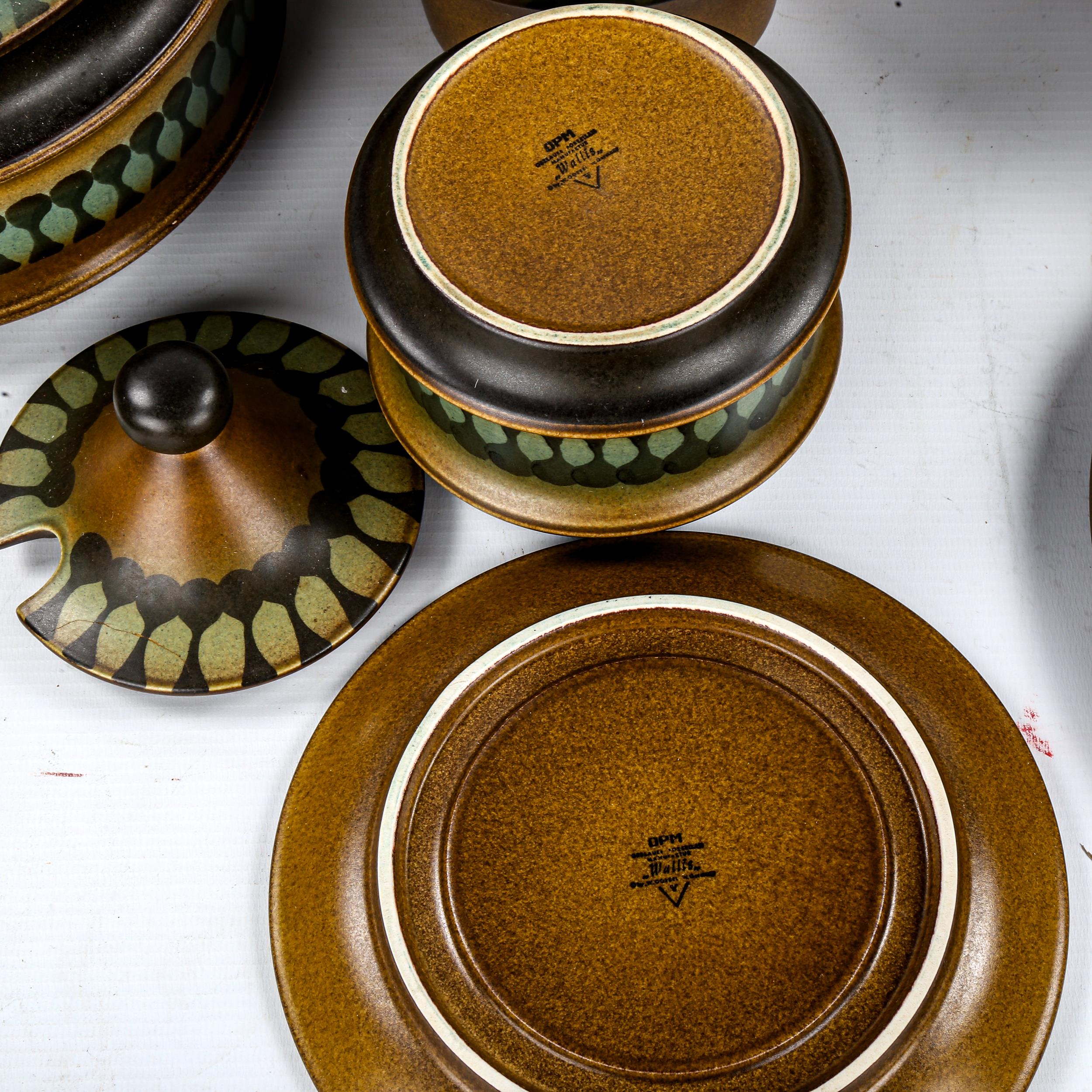 GOEBEL OPM WALLIS, German, a 1970s part dinner service, including 2 tureens (18) Most pieces in good - Image 3 of 4