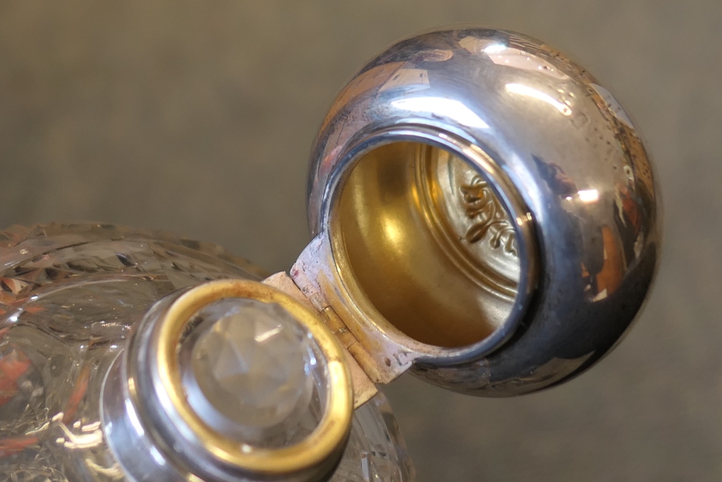 Pair of Edwardian silver mounted cut glass scent bottles, Chester 1903, en suite to the previous - Image 8 of 9