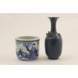 Chinese blue and white small jardiniere, decorated with figures beneath a willow tree, 12.5cm