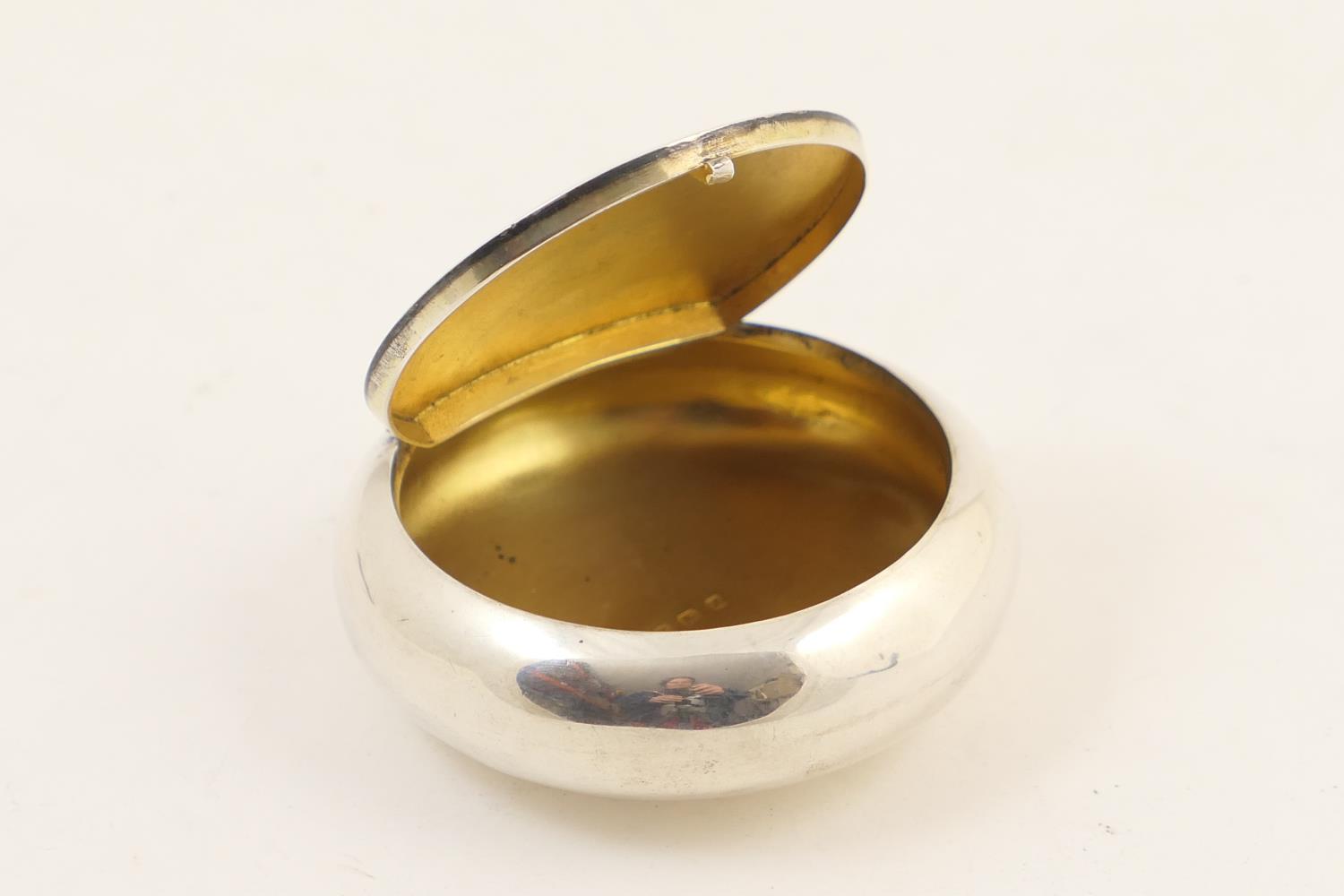 George V silver squeeze opening snuff box, Birmingham 1924, of circular form, 7.5cm diameter, weight - Bild 2 aus 2