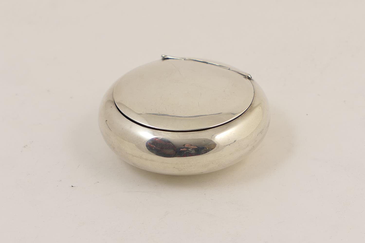 George V silver squeeze opening snuff box, Birmingham 1924, of circular form, 7.5cm diameter, weight