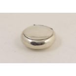 George V silver squeeze opening snuff box, Birmingham 1924, of circular form, 7.5cm diameter, weight