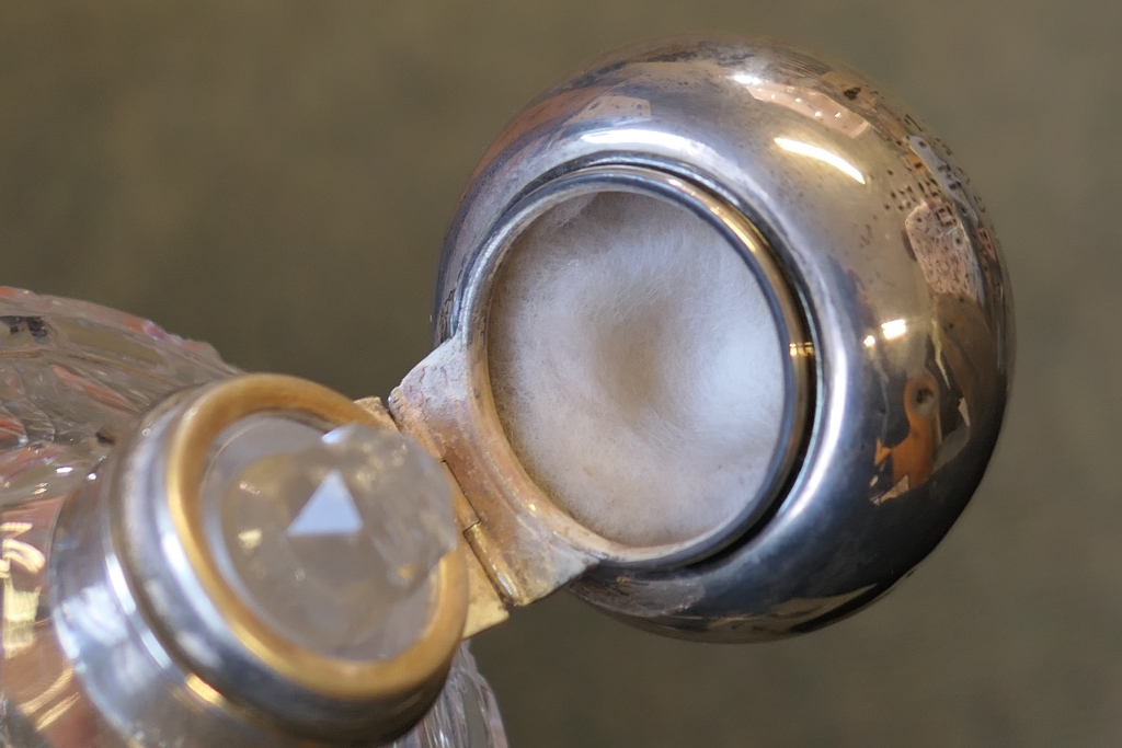 Pair of Edwardian silver mounted cut glass scent bottles, Chester 1903, en suite to the previous - Image 5 of 9