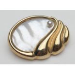 Modern 9ct gold and mother of pearl shell form brooch, maker P J G, Birmingham 1987, 32cm, gross