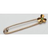 Edwardian yellow gold shamrock cloak pin, centred with a round cut peridot and with an inscription