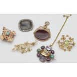 Small selection of decorative jewellery including a 9ct gold peridot and pearl openwork shamrock