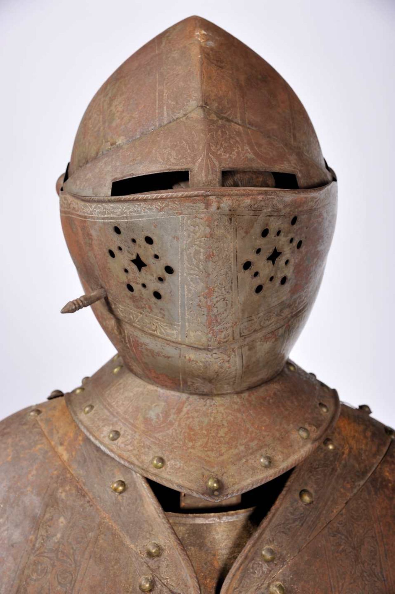 An armour - Image 3 of 5