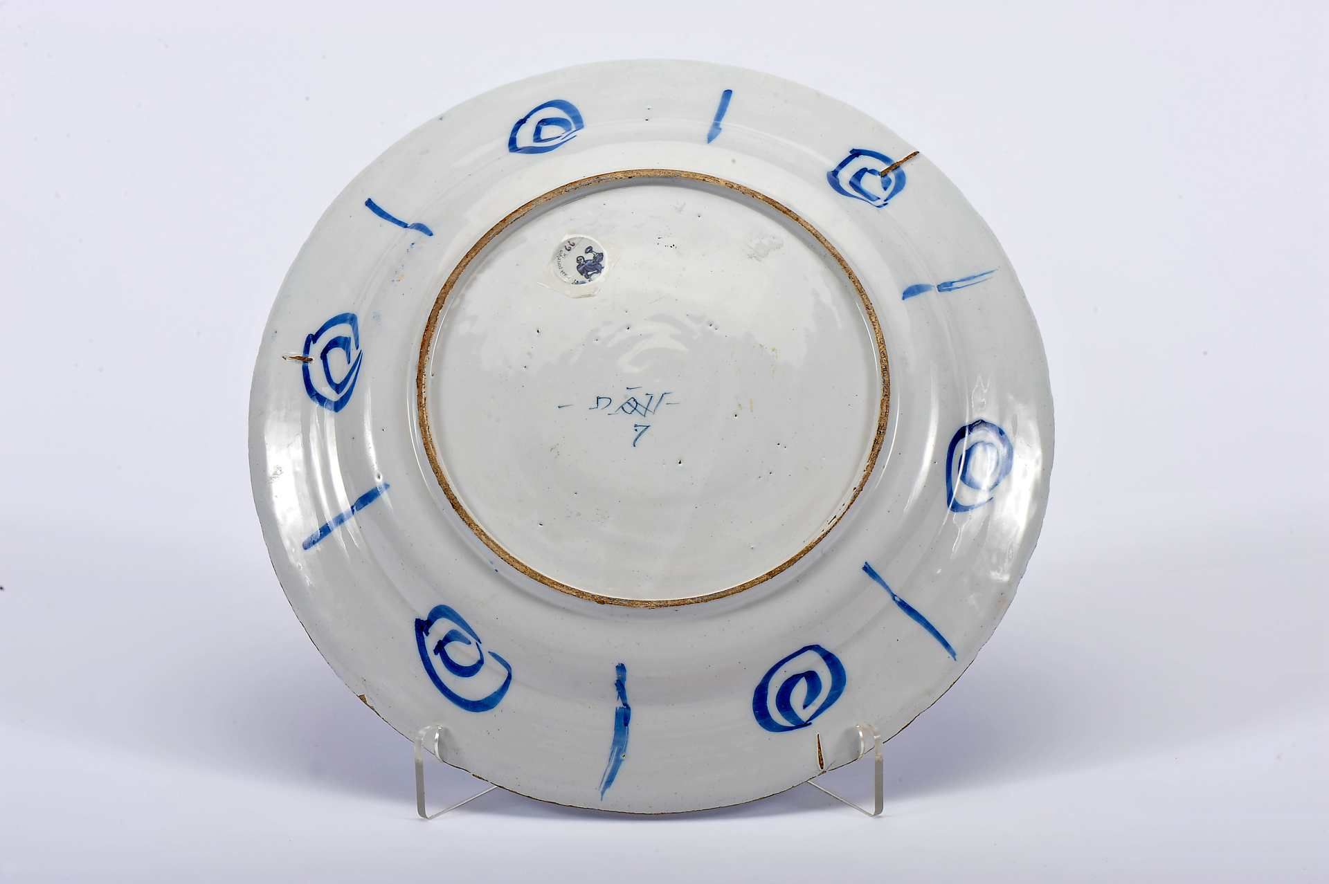 A large plate - Image 2 of 3