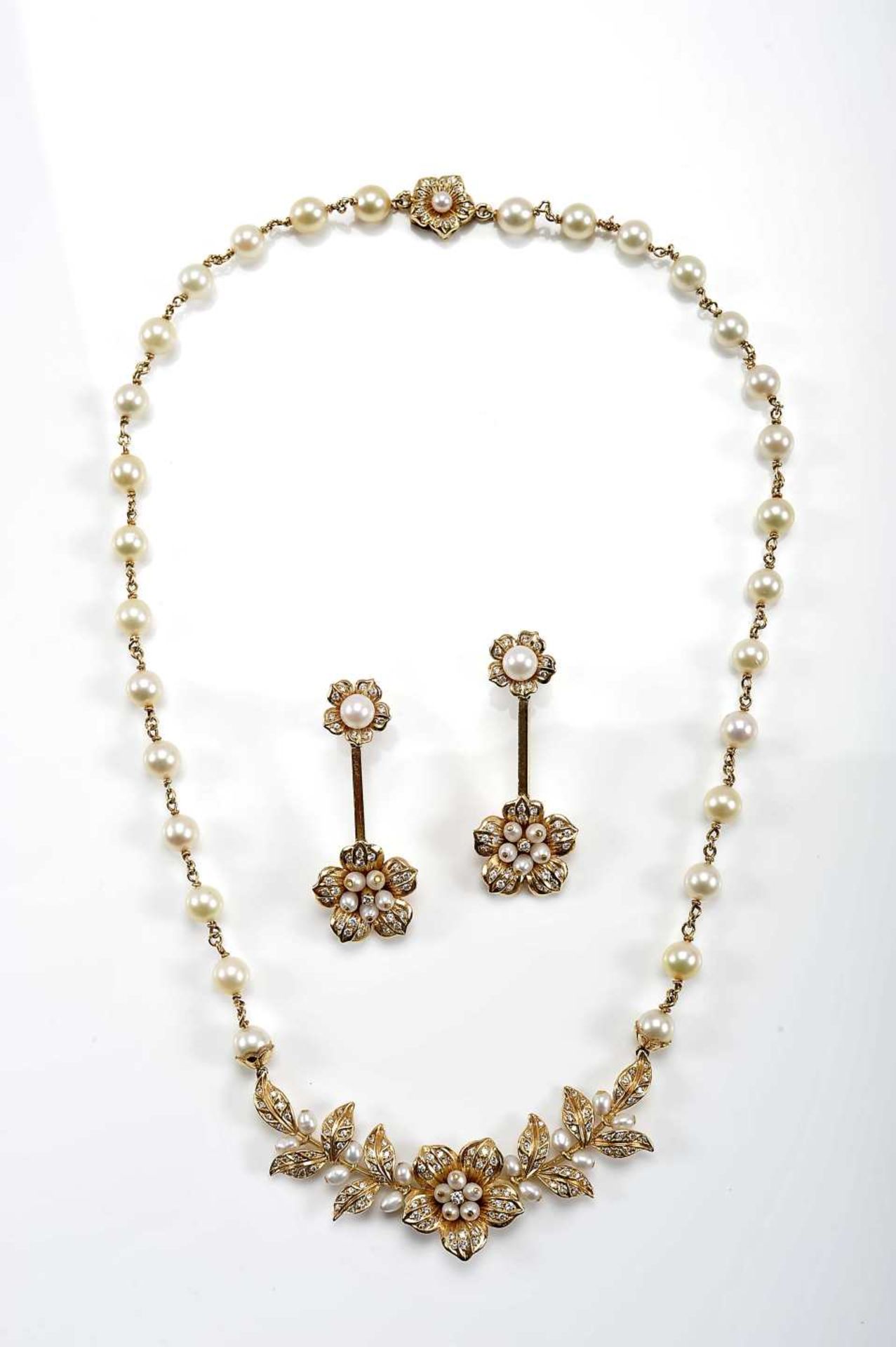 A necklace and a pair of earrings - Image 3 of 7