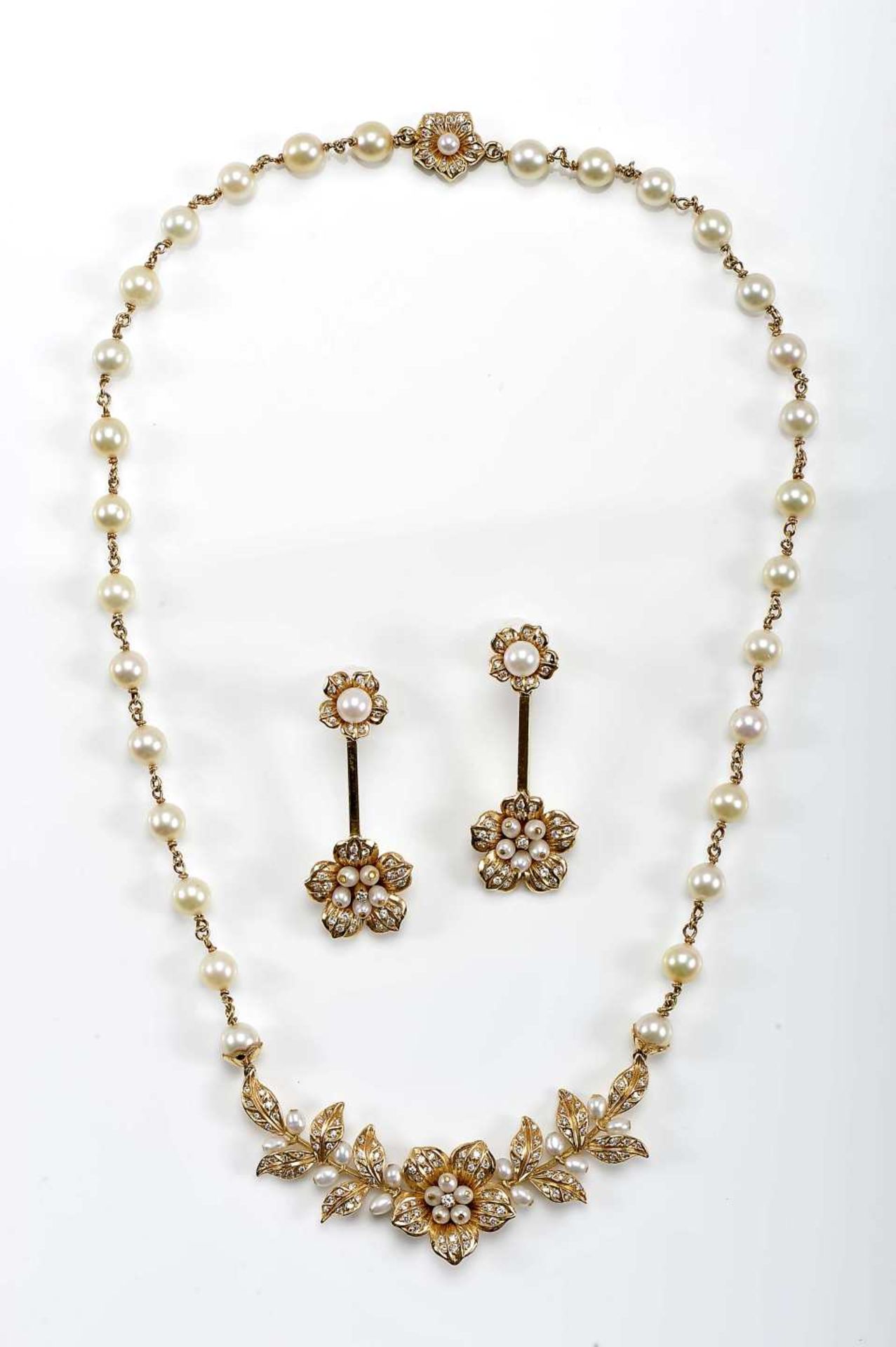 A necklace and a pair of earrings - Image 4 of 7