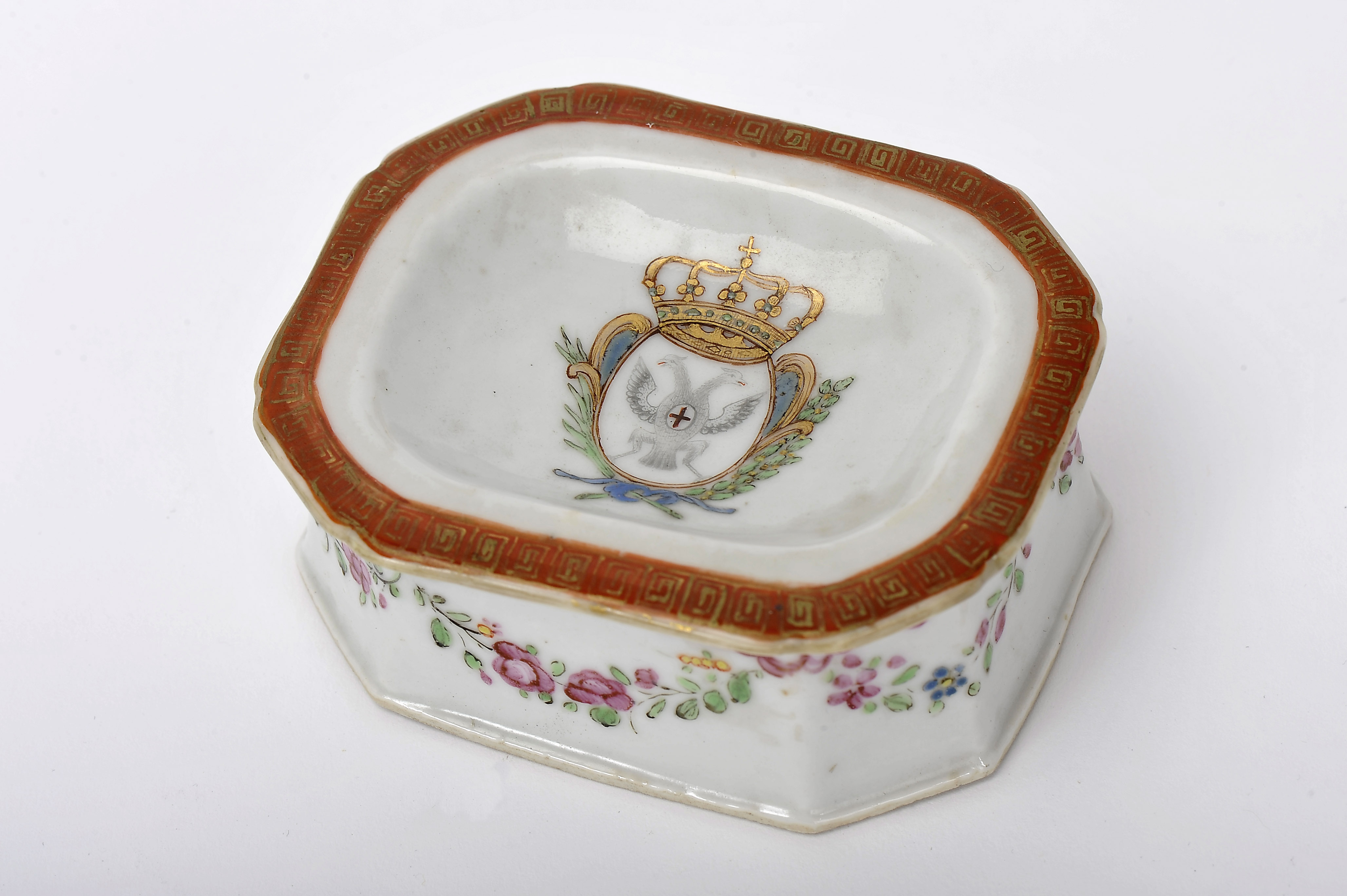 An octogonal Salt Cellar, Chinese export porcelain, gilt and polychrome decoration with the coat
