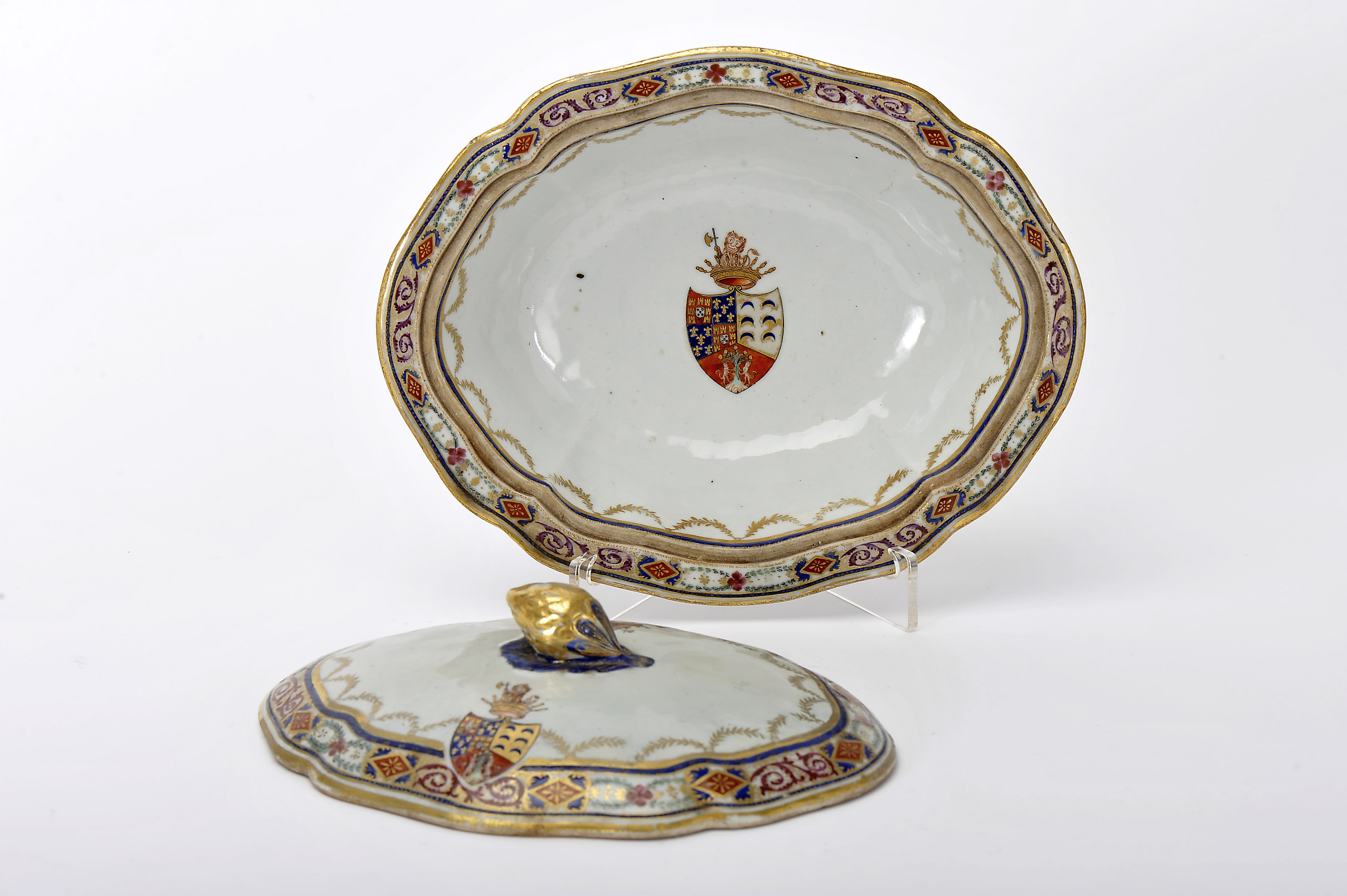A scalloped plate with cover - Image 2 of 2