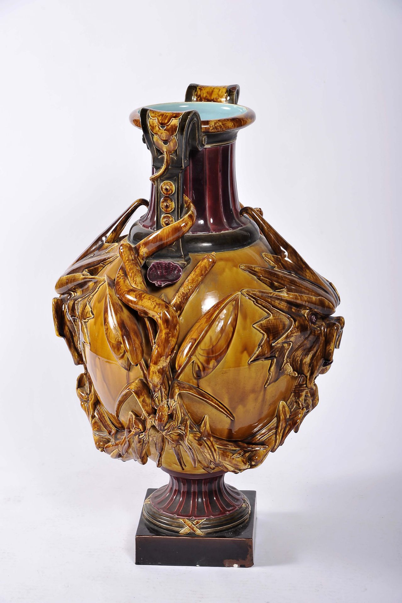 A vase - Image 2 of 4