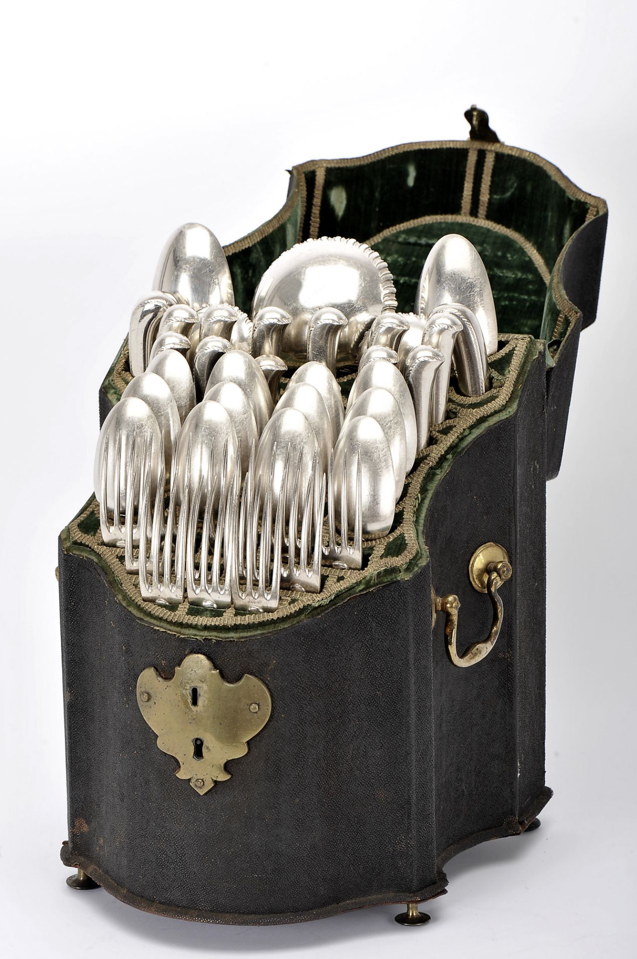 A twelve-person cutlery set with case (Barretina)