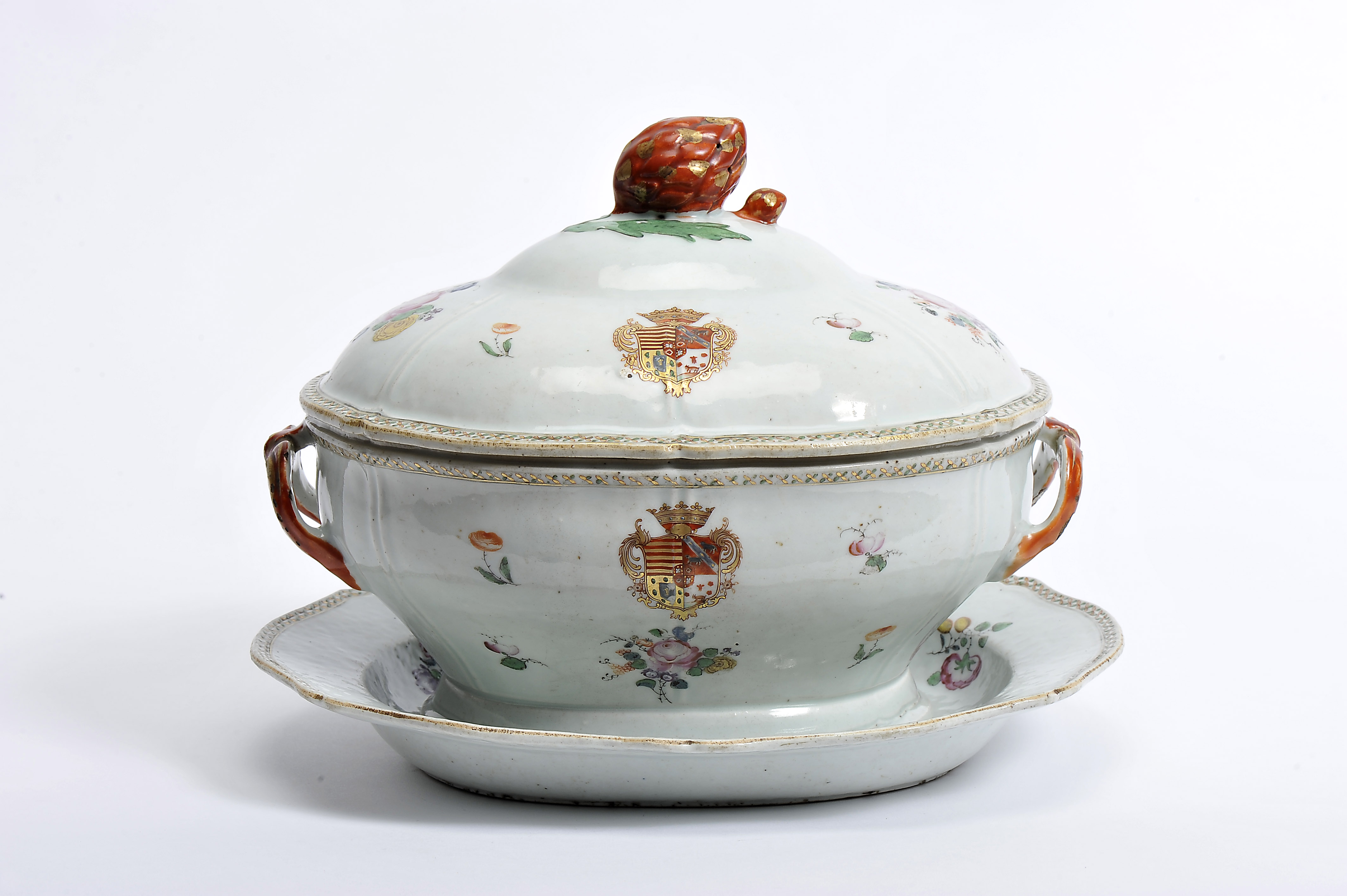 A Scalloped Tureen with Stand