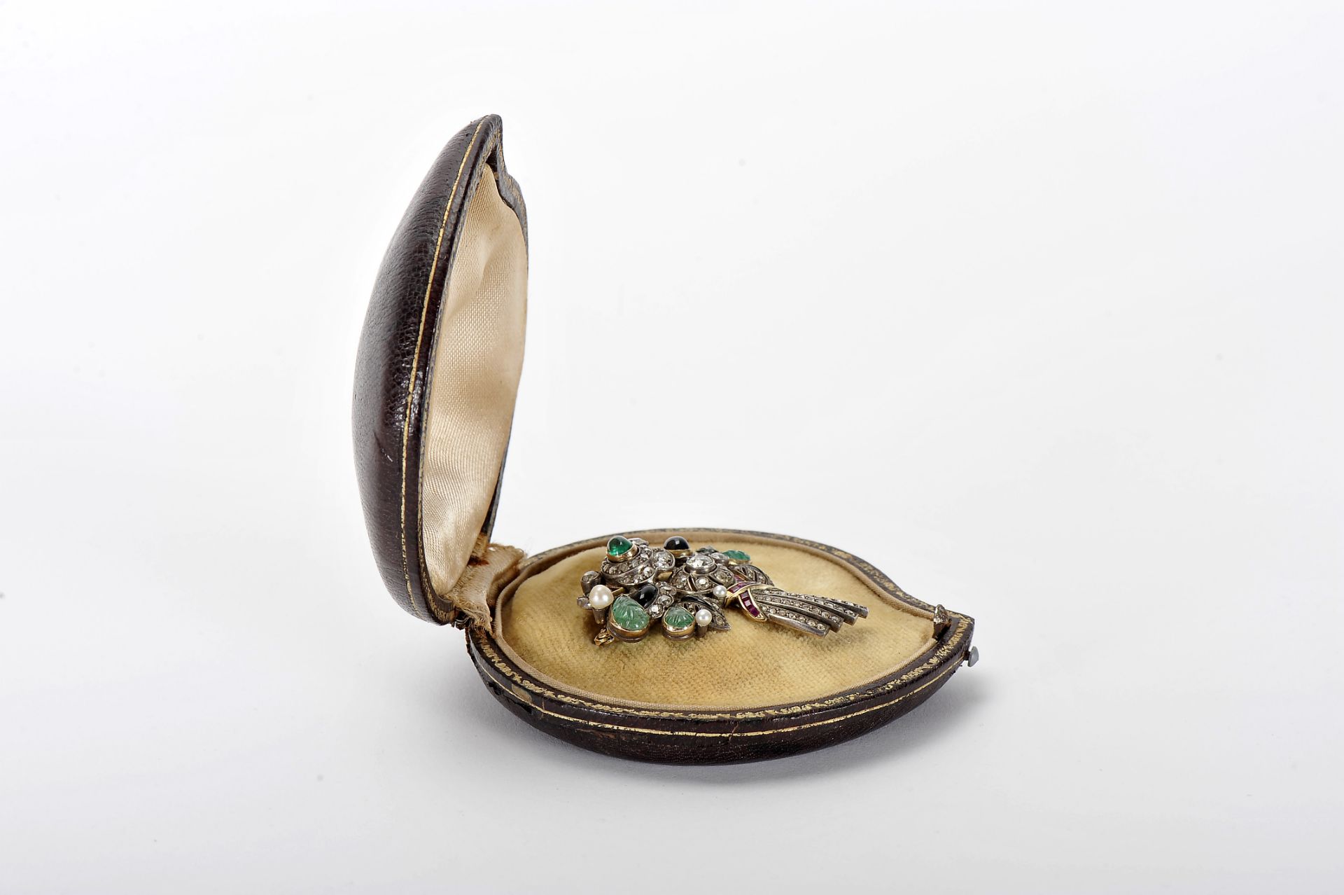 A brooch - Image 3 of 4