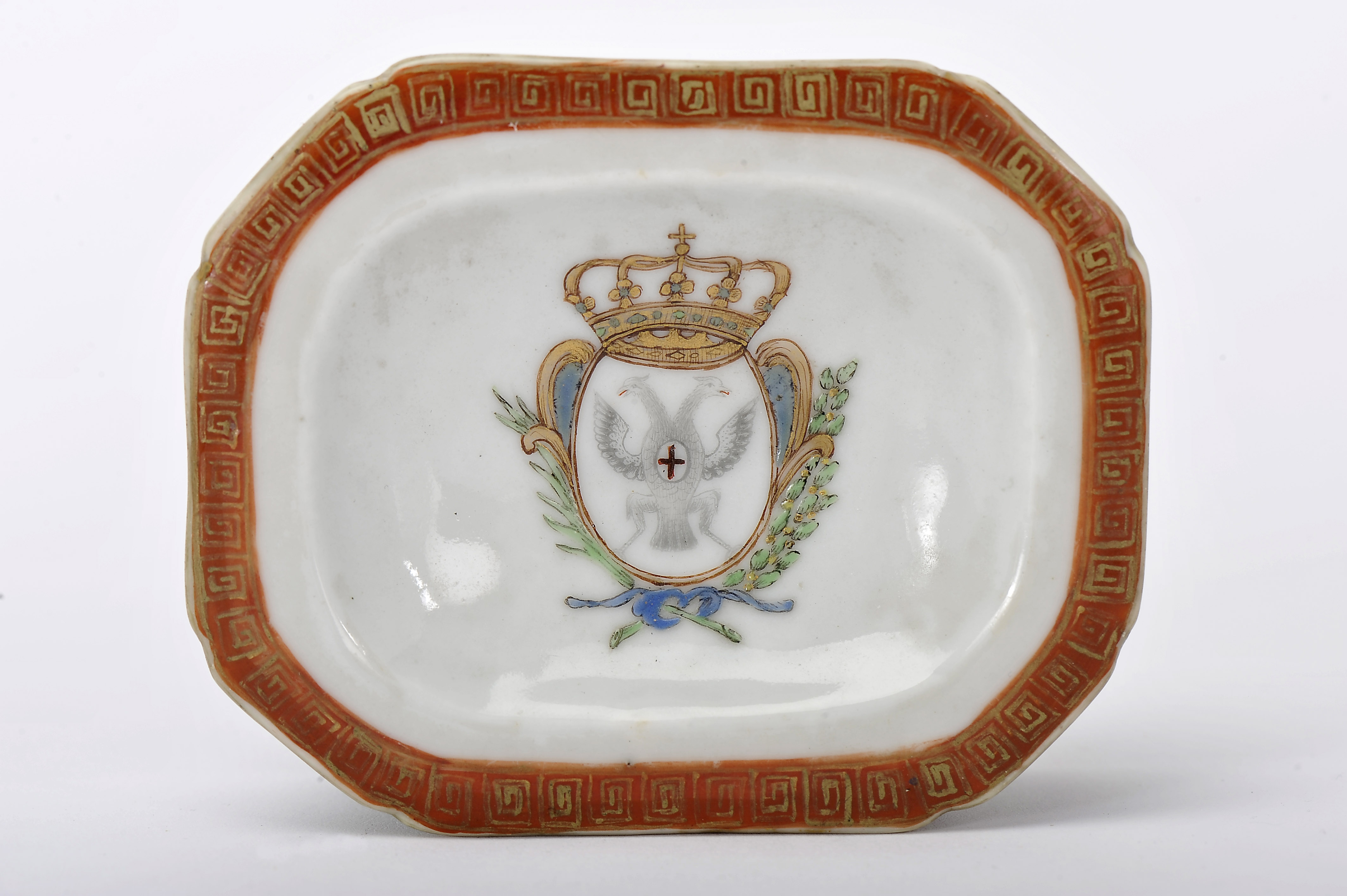 An octogonal Salt Cellar, Chinese export porcelain, gilt and polychrome decoration with the coat - Image 2 of 2