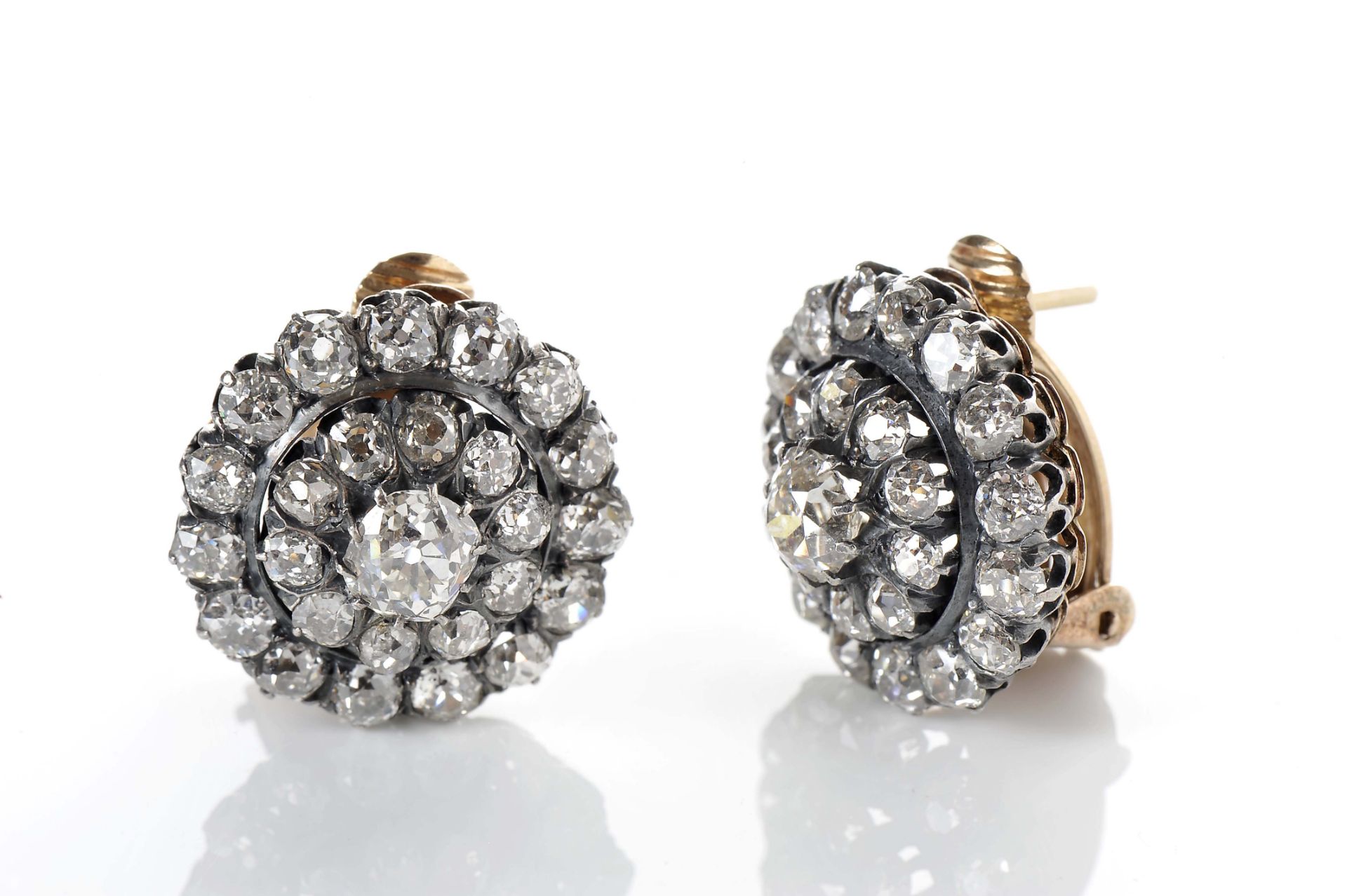 A pair of earrings - Bild 2 aus 3