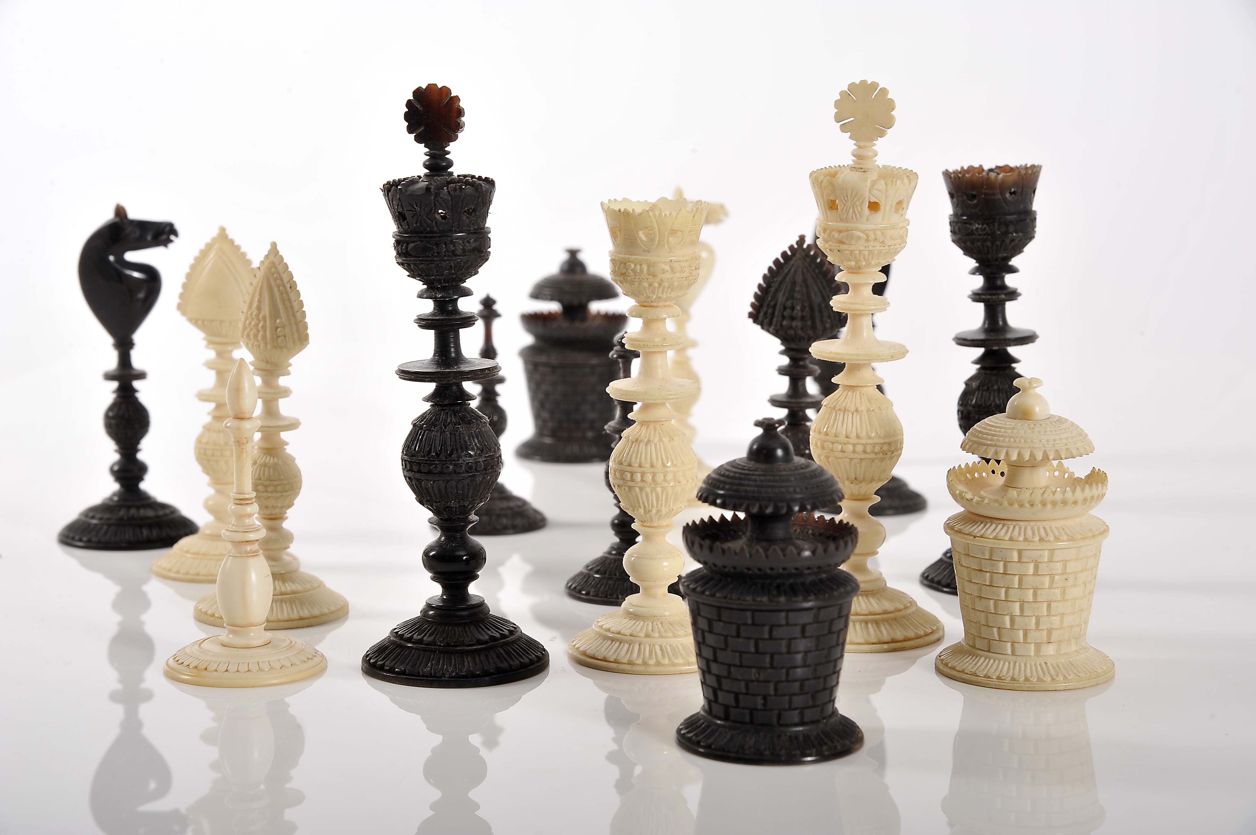 Chess pieces - Image 5 of 5